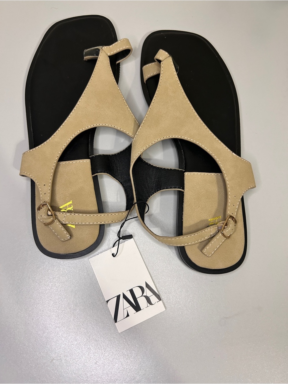 ZARA Tan T-Strap Flat Sandals with Black Footbed - Picture 1 of 3